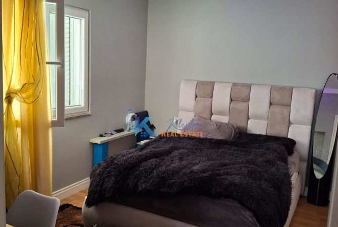 Shtepi ne shitje Apartament ne Tirane, 3+1, Mobilimi E mobiluar, Pagesa 300,000  Euro.