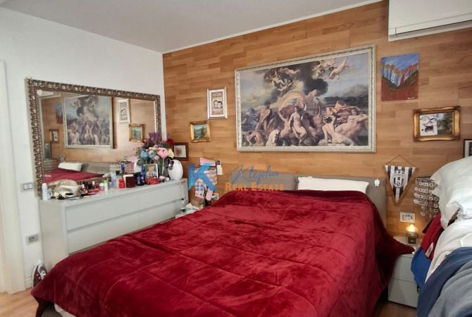 Shtepi ne shitje Apartament ne Tirane, 3+1, Mobilimi E mobiluar, Pagesa 300,000  Euro.