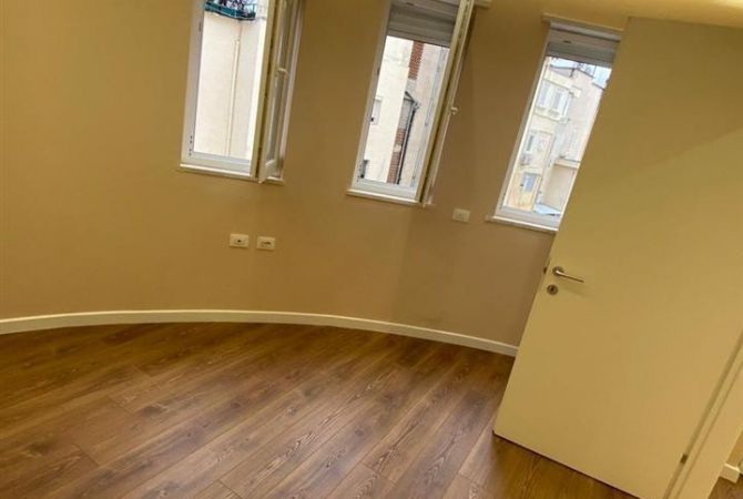 Ambjent biznesi me qera 3+1 ne Tirane - 650,000 Leke