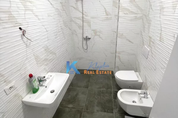 Zyre per qira afer Stacionit te Trenit, fillimi i Bulevardit te Ri