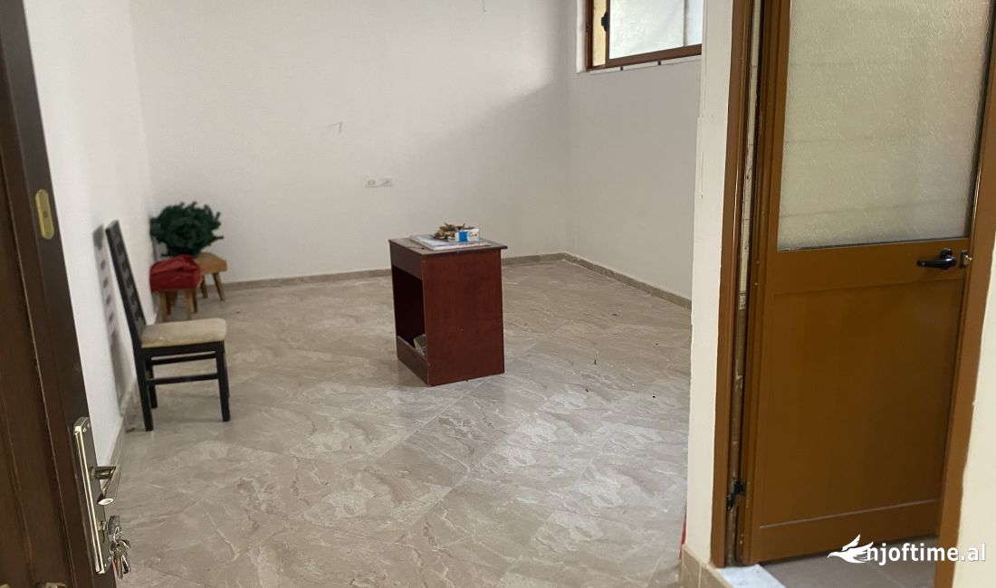 Shtepi ne shitje Apartament ne Tirane, 1+1, Mobilimi Bosh, pa mobiluar, Pagesa 35,000  Euro.