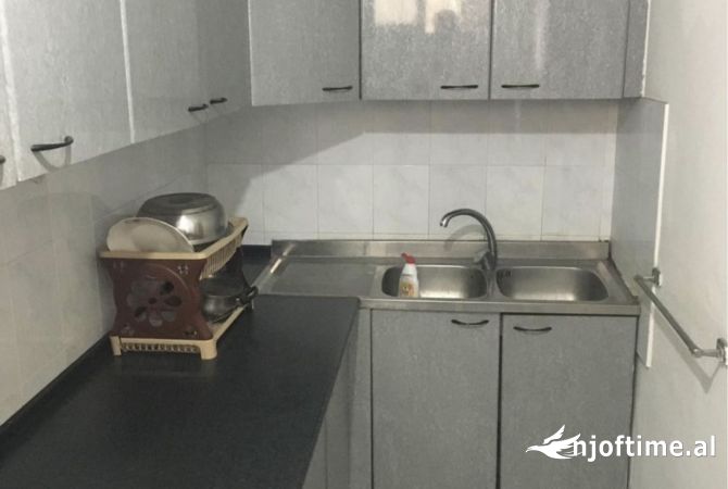 Shtepi me qera Apartament ne Tirane, 3+1, Mobilimi E mobiluar, Pagesa 650  Euro.