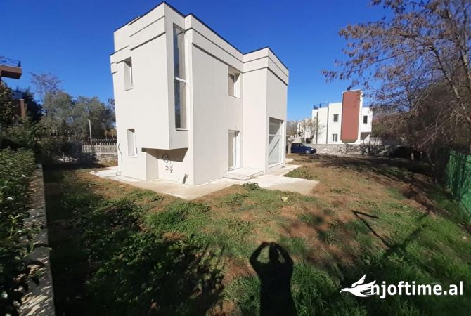 Shtepi ne shitje Vila Luksoze ne Tirane, 3+1, Mobilimi Bosh, pa mobiluar, Pagesa 340,000  Euro.