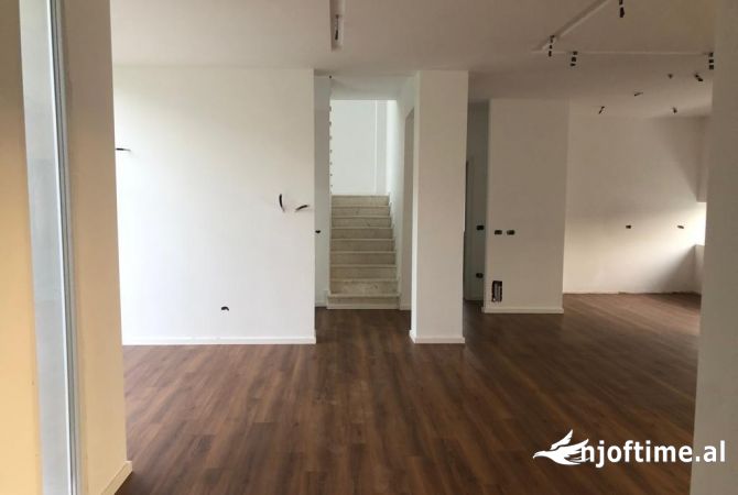 Shtepi ne shitje Vila Luksoze ne Tirane, 3+1, Mobilimi Bosh, pa mobiluar, Pagesa 340,000  Euro.