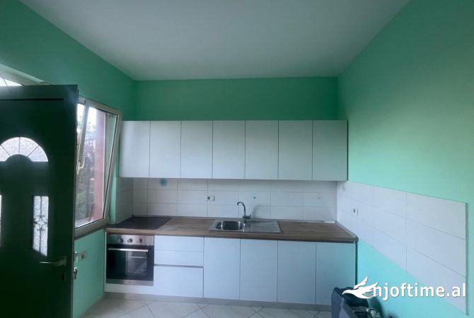 Shtepi me qera Shtepi Private ne Tirane, 2+1, Mobilimi Pjeserisht e mobiluar, Pagesa 330  Euro.