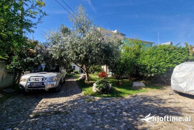 Shtepi ne shitje Vila Luksoze ne Tirane, 4+1, Mobilimi E mobiluar, Pagesa 360,000  Euro.