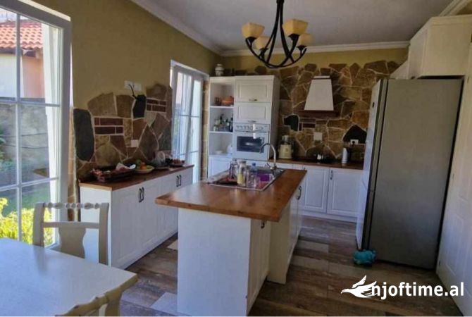 Shtepi ne shitje Vila Luksoze ne Tirane, 4+1, Mobilimi E mobiluar, Pagesa 360,000  Euro.