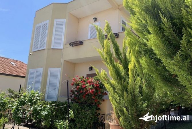 Shtepi ne shitje Vila Luksoze ne Tirane, 4+1, Mobilimi E mobiluar, Pagesa 190,000  Euro.