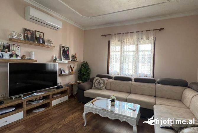 Shtepi ne shitje Vila Luksoze ne Tirane, 6+1, Mobilimi E mobiluar, Pagesa 230,000  Euro.