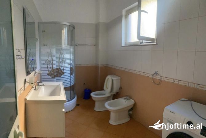 Shtepi me qera Shtepi Private ne Tirane, 2+1, Mobilimi E mobiluar, Pagesa 400  Euro.