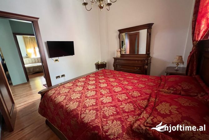 Shtepi me qera Vila Luksoze ne Tirane, 2+1, Mobilimi E mobiluar, Pagesa 1,300  Euro.