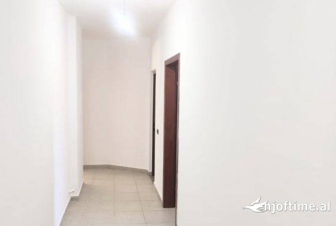 Shtepi ne shitje Apartament ne Tirane, 2+1, Mobilimi Pjeserisht e mobiluar, Pagesa 93,000  Euro.