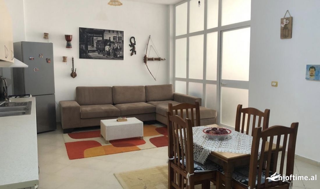 Shtepi ne shitje Apartament ne Tirane, 2+1, Mobilimi E mobiluar, Pagesa 79,000  Euro.