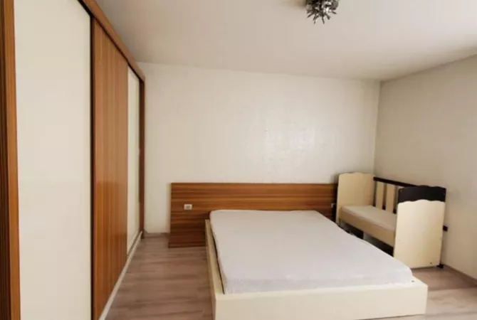 Shtepi me qera Apartament ne Tirane, 2+1, Mobilimi E mobiluar, Pagesa 650  Euro.