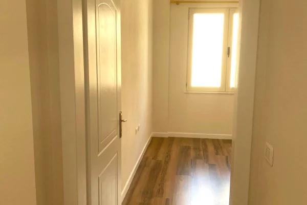 Shtepi ne shitje Apartament ne Tirane, 1+1, Mobilimi Bosh, pa mobiluar, Pagesa 84,000  Euro.