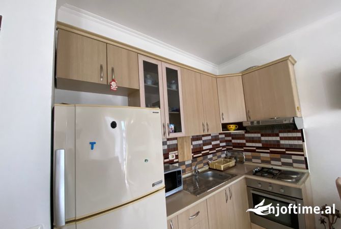 Shtepi me qera Apartament ne Tirane, 1+1, Mobilimi E mobiluar, Pagesa 300  Euro.