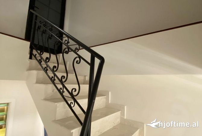 Shtepi me qera Vila Luksoze ne Tirane, 5+1, Mobilimi E mobiluar, Pagesa 2,200  Euro.