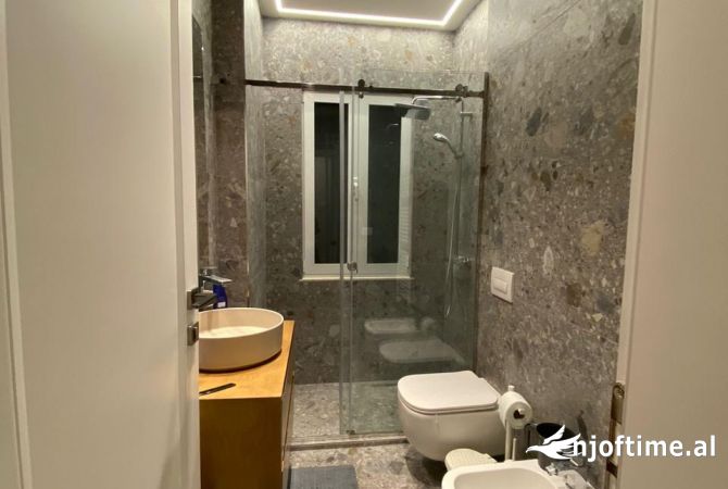 Shtepi me qera Vila Luksoze ne Tirane, 5+1, Mobilimi E mobiluar, Pagesa 2,200  Euro.