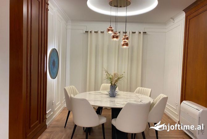 Shtepi me qera Vila Luksoze ne Tirane, 5+1, Mobilimi E mobiluar, Pagesa 2,200  Euro.
