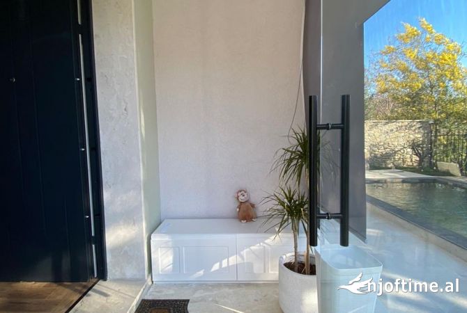 Shtepi me qera Vila Luksoze ne Tirane, 5+1, Mobilimi E mobiluar, Pagesa 2,200  Euro.