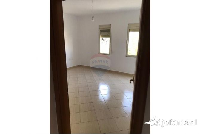 Shtepi me qera Apartament ne Tirane, 2+1, Mobilimi Bosh, pa mobiluar, Pagesa 600  Euro.