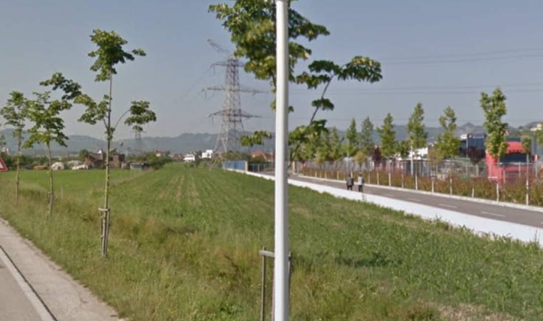 Shitet toke 4645m2 75 euro per m2  mund te ndahet ne m2 katror sa deshironi te bleni 