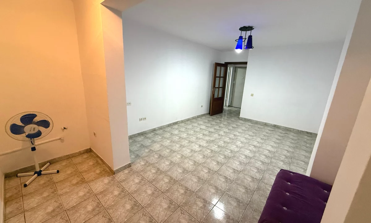 Shtepi me qera Apartament ne Tirane, Garsoniere, Mobilimi Bosh, pa mobiluar, Pagesa 450  Euro.