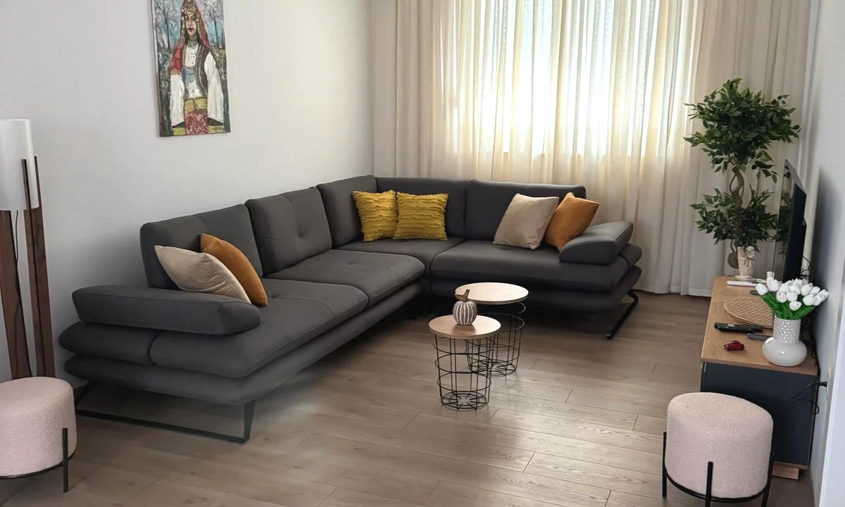 Jepet me qera apartament 2+1 Ish parku autobusave 500 Euro