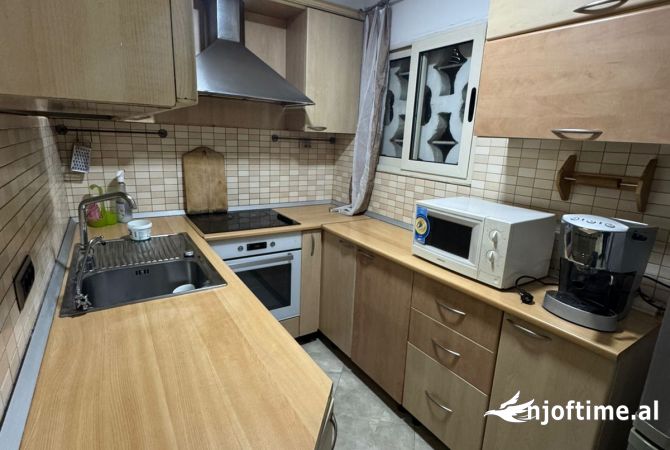 Shtepi me qera Apartament ne Tirane, 2+1, Mobilimi E mobiluar, Pagesa 700  Euro.