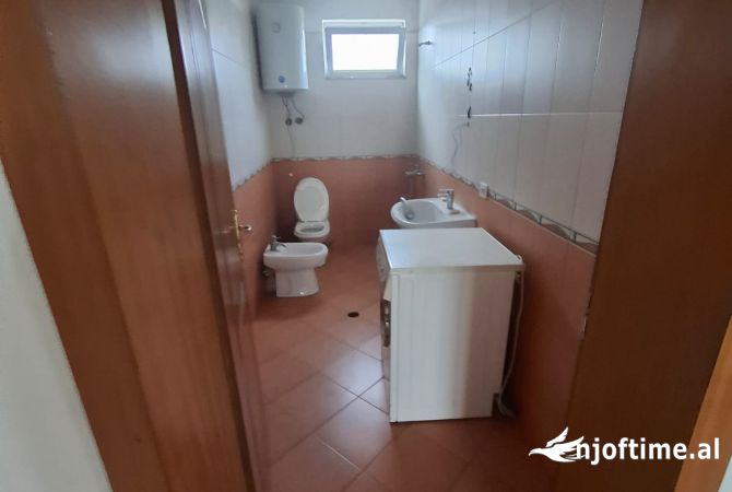 Shtepi me qera Shtepi Private ne Tirane, 2+1, Mobilimi E mobiluar, Pagesa 400  Euro.