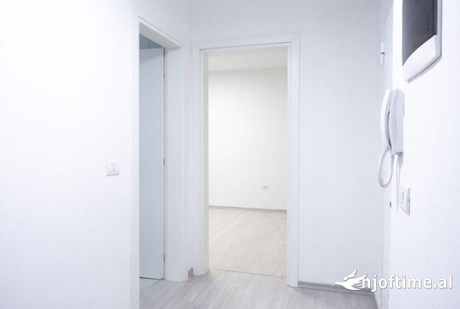 Ambient biznesi me qera 3+1 ne Tirane - 1,100 Euro