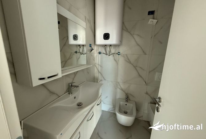 Ambient biznesi me qera 3+1 ne Tirane - 1,600 Euro