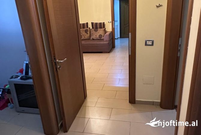 Shtepi me qera Apartament ne Tirane, 3+1, Mobilimi E mobiluar, Pagesa 700  Euro.