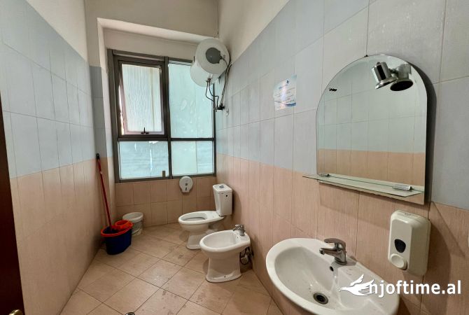 Ambient biznesi me qera 3+1 ne Tirane - 600 Euro
