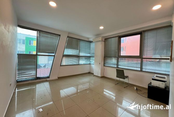 Ambient biznesi me qera 3+1 ne Tirane - 600 Euro