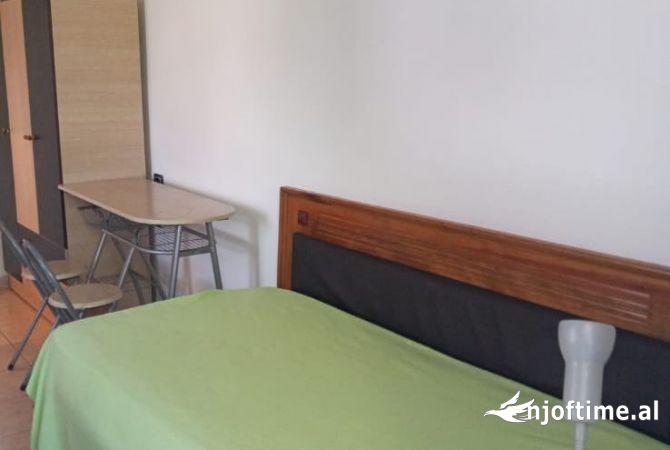 Shtepi me qera Shtepi Private ne Tirane, 1+1, Mobilimi E mobiluar, Pagesa 300  Euro.