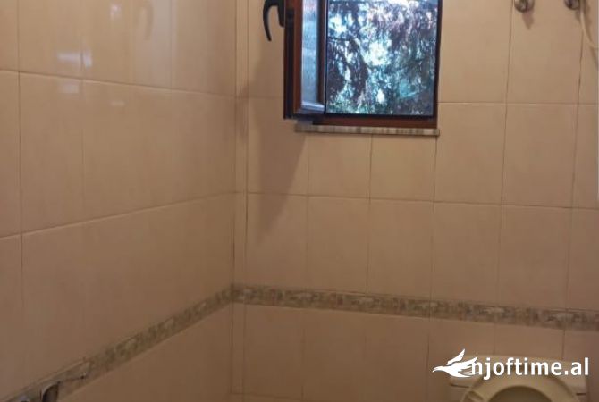 Shtepi me qera Shtepi Private ne Tirane, 1+1, Mobilimi E mobiluar, Pagesa 300  Euro.