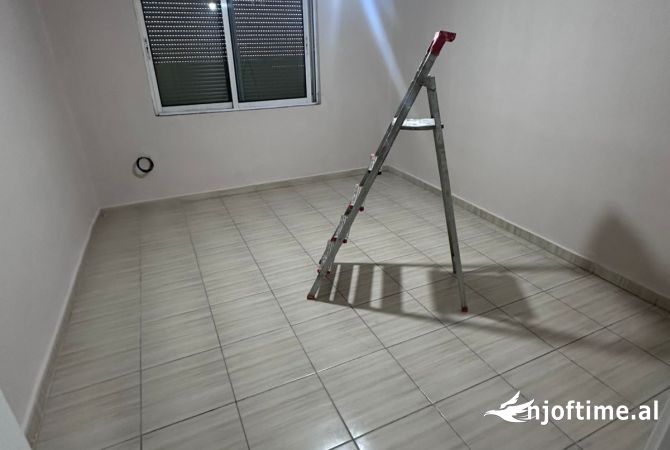 Shtepi me qera Apartament ne Tirane, 1+1, Mobilimi Bosh, pa mobiluar, Pagesa 400  Euro.