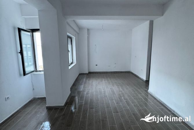 Shtepi ne shitje Apartament ne Tirane, 2+1, Mobilimi Bosh, pa mobiluar, Pagesa 185,000  Euro.