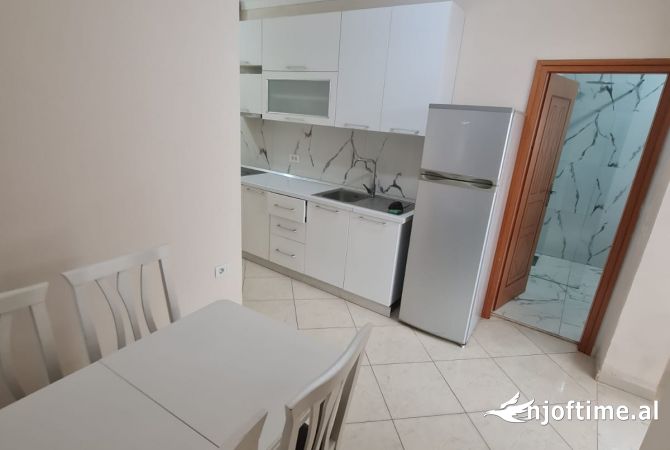Shtepi me qera Apartament ne Tirane, 2+1, Mobilimi E mobiluar, Pagesa 450  Euro.