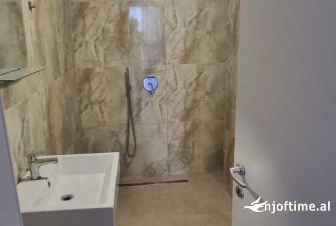 Ambient biznesi me qera 3+1 ne Tirane - 1,250 Euro
