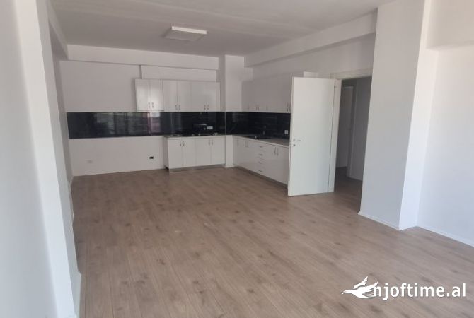 Ambient biznesi me qera 3+1 ne Tirane - 1,250 Euro