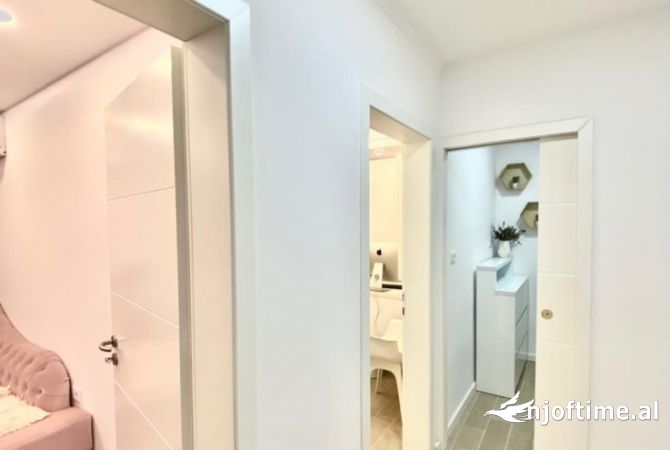 AMBJENT ZYRE/ KLINIK ME QIRA NE VASIL SHANTO 