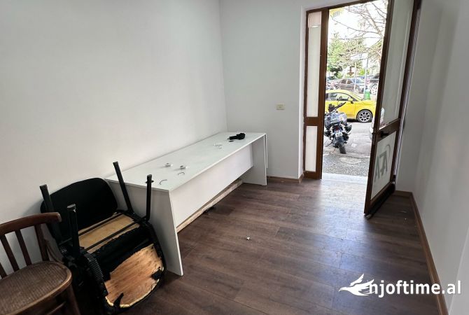Ambient biznesi me qera 3+1 ne Tirane - 190 Euro