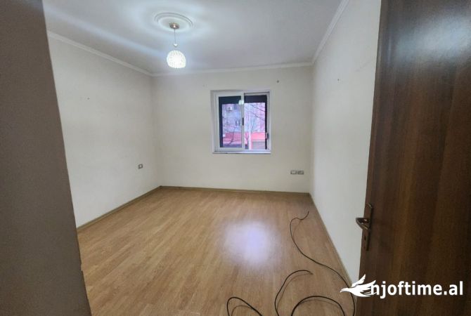 Shtepi ne shitje Apartament ne Tirane, 1+1, Mobilimi Bosh, pa mobiluar, Pagesa 115,000  Euro.