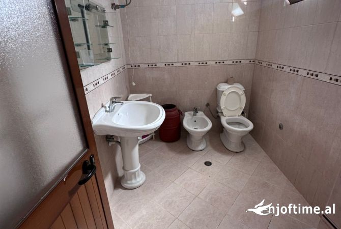 Shtepi me qera Shtepi Private ne Tirane, 1+1, Mobilimi E mobiluar, Pagesa 300  Euro.