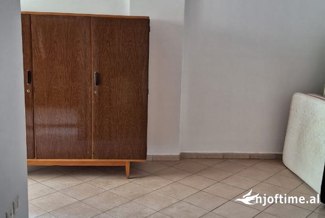 Shtepi me qera Apartament ne Tirane, 2+1, Mobilimi Pjeserisht e mobiluar, Pagesa 350  Euro.