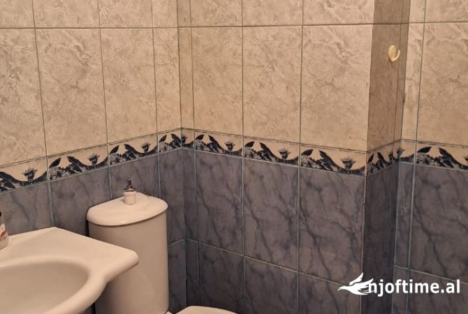 Shtepi me qera Apartament ne Tirane, 2+1, Mobilimi Pjeserisht e mobiluar, Pagesa 350  Euro.