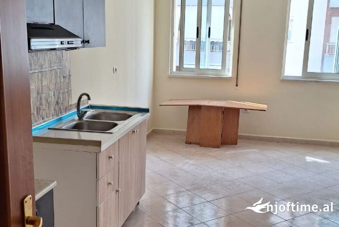 Shtepi me qera Apartament ne Tirane, 2+1, Mobilimi Pjeserisht e mobiluar, Pagesa 350  Euro.