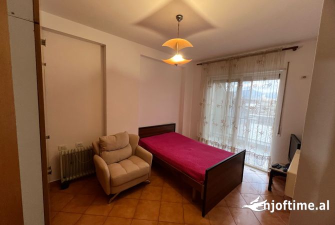 Shtepi me qera Apartament ne Tirane, 2+1, Mobilimi E mobiluar, Pagesa 470  Euro.